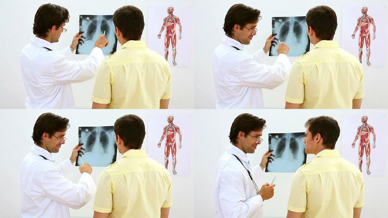 微笑的医生和病人一起看着x光