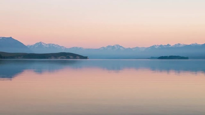 新西兰坎特伯雷日出时的特卡波湖风景，时间流逝，多莉从右向左拍摄