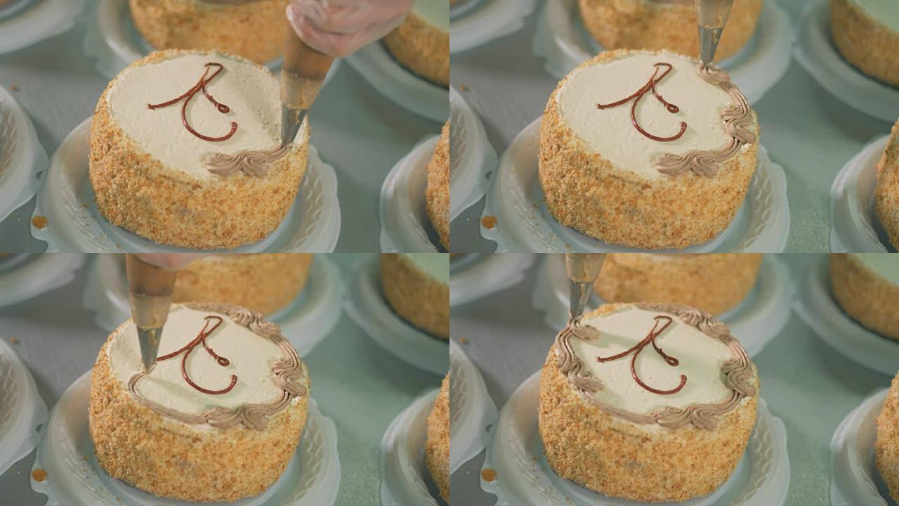 用奶油装饰杯子蛋糕。女人的手把黄油奶油放在美味的蛋糕上。