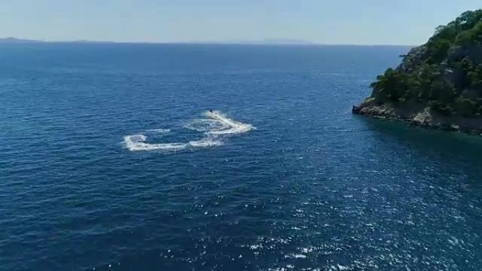 在美丽的海湾和蓝色海水和热带岛屿中进行极端喷气滑雪的鸟瞰图