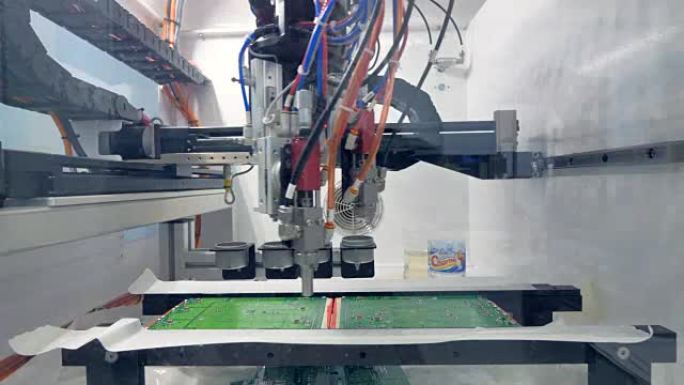 机器人抛光印刷电路板。电子元器件和芯片生产。4K。