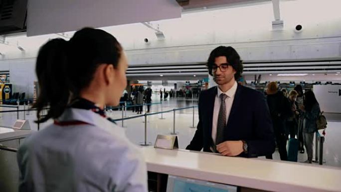 年轻商人在国际商务旅行前在机场办理登机手续
