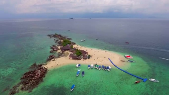 空中: 岛上的旅行者