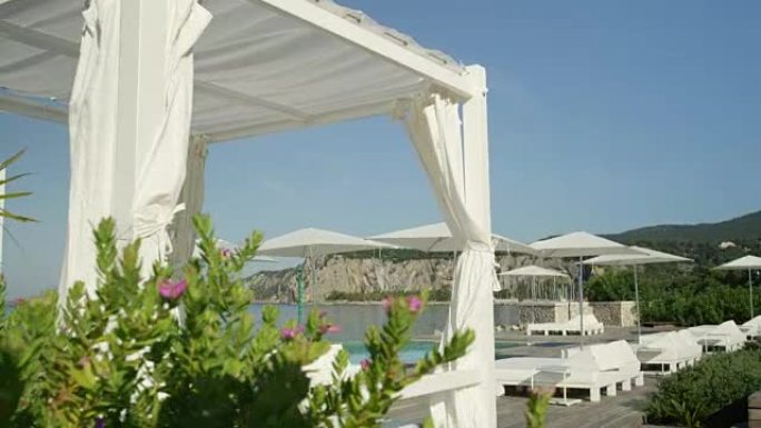 特写: 美丽酒店海滩上新婚夫妇的白色阴影亭