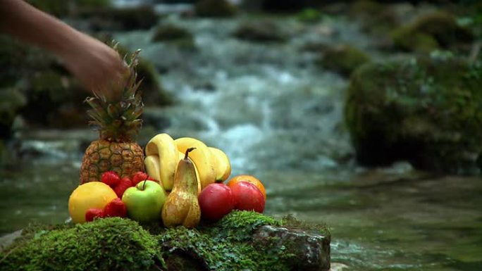 高清: 瀑布边的水果
