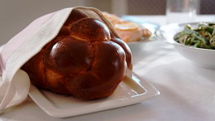 犹太安息日餐桌上的面包，特写