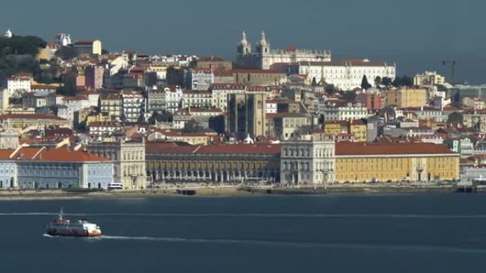 葡萄牙里斯本。从塔霍河到堤岸的景色。全景拍摄。4K, UHD