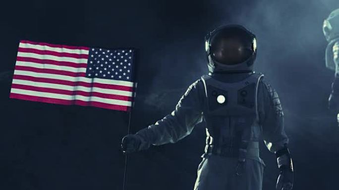 坚强的宇航员走过风暴与美国国旗，自豪地长裤它在黑暗的外星行星。太空旅行，殖民主题。