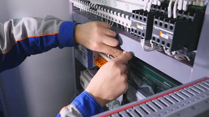 电工将电线，电缆安装到电源屏蔽，保险丝盒中。