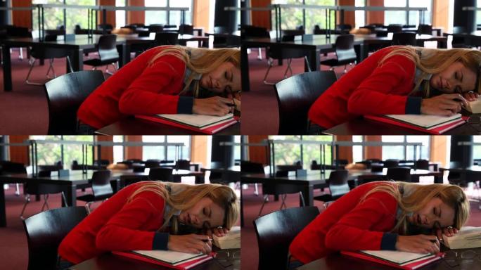 成熟的学生在学习桌上睡觉