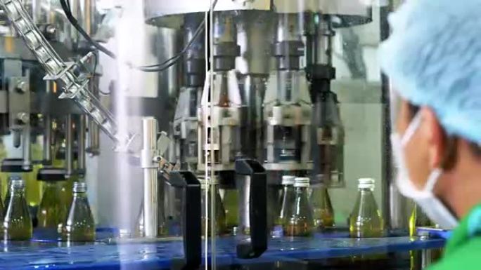 工人在瓶子工厂的生产线上检查瓶子