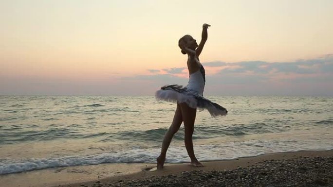 傍晚海岸的芭蕾舞艺术生舞蹈生练舞