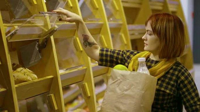在超市里买面包的截瘫妇女