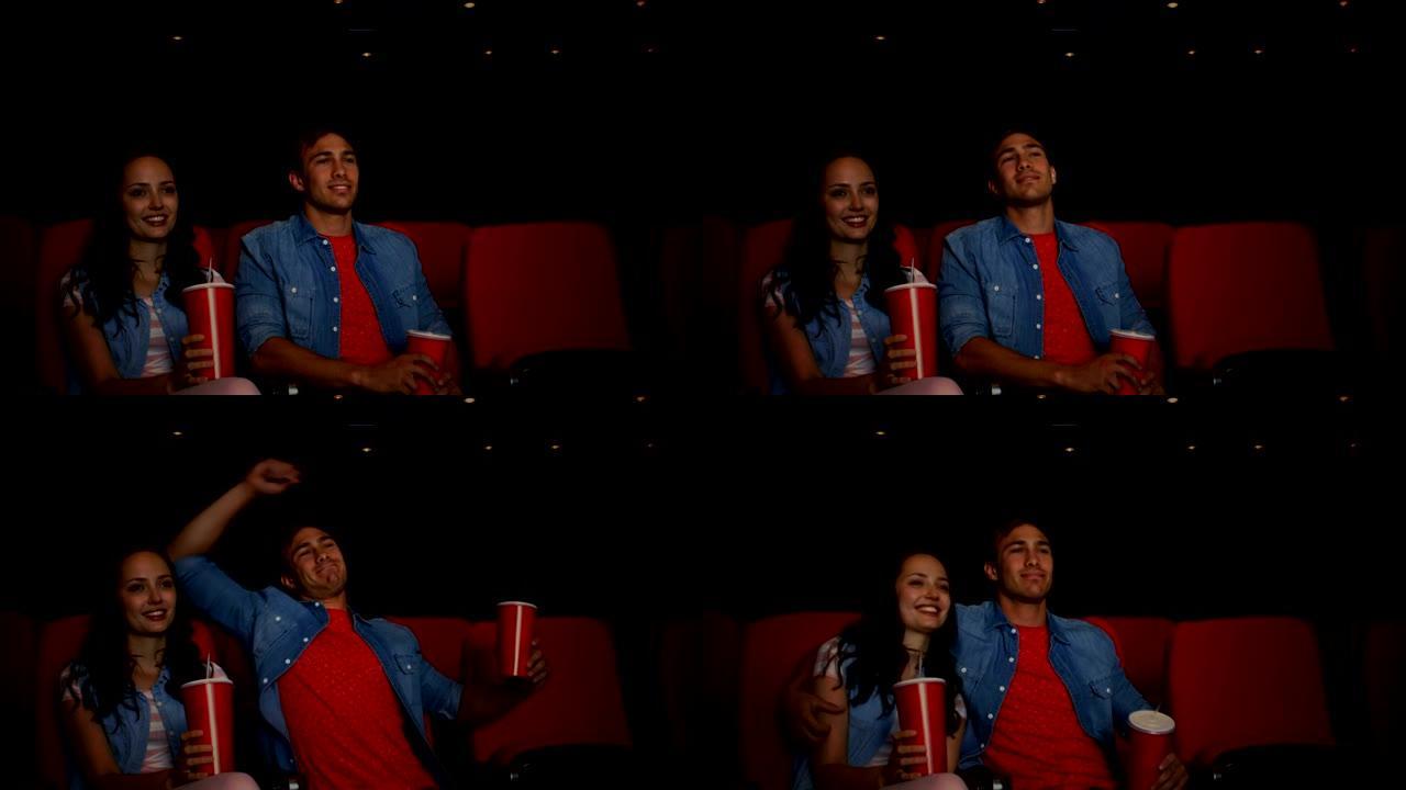 夫妇在电影院看电影