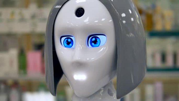 一个新的闪亮机器人闪烁着蓝色的大眼睛。
