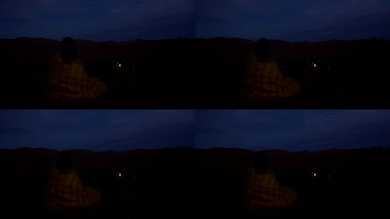 欣赏沙漠日落。寒冷的夜晚。满月