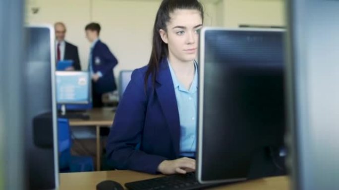 学生女生使用电脑