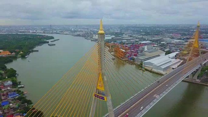 普密蓬大桥工业环桥两次穿越湄南河的鸟瞰图。泰国曼谷新地标的暮色，日落场景