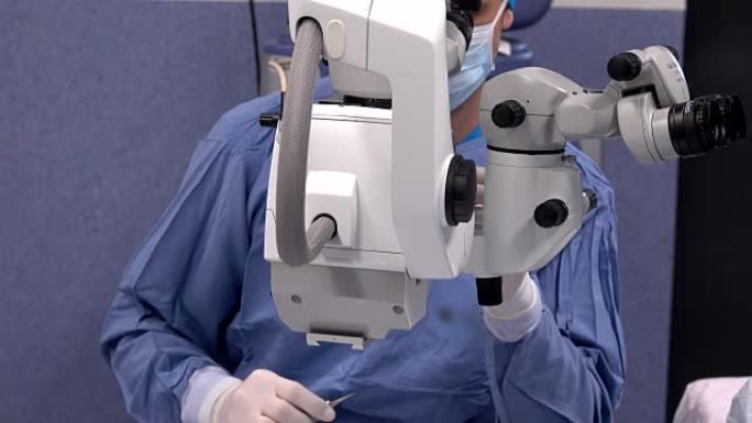 医生开始使用手术显微镜进行眼科手术