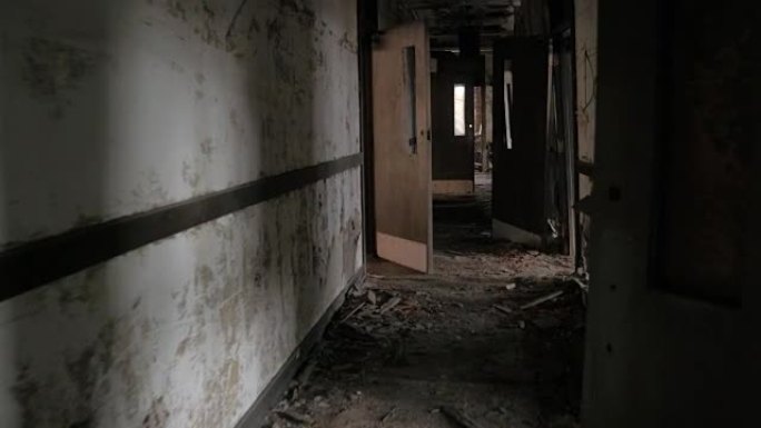 FPV: 在废弃的幽灵诊所中穿过黑暗狭窄的走廊感到恐惧