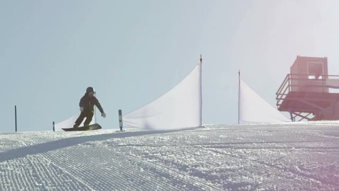 慢动作: 赛车滑雪者开始在旗帜之间骑激流回旋