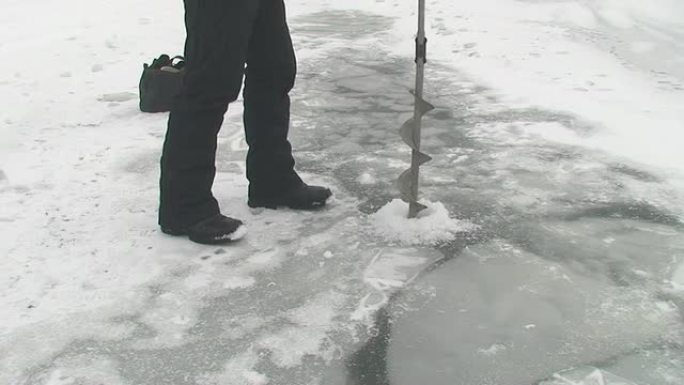 在冰上钻孔冰上钻孔雪地冰川