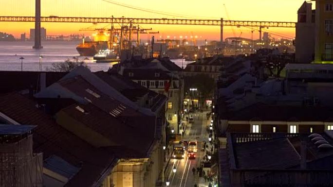 日落灯光下里斯本街、4月25日桥、港口和塔霍河的交通。葡萄牙。倾斜镜头