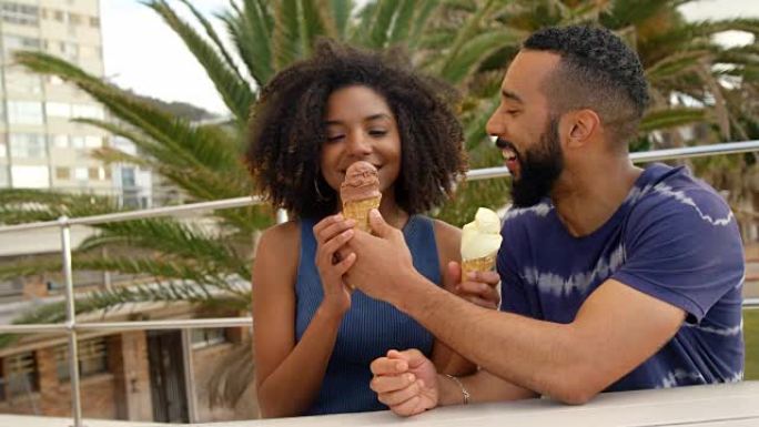 夫妇在4k海滩吃冰淇淋蛋卷