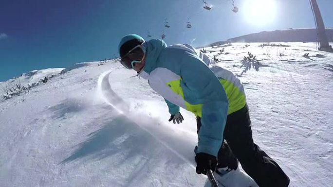 自拍照: 滑雪者在山区滑雪胜地骑粉雪