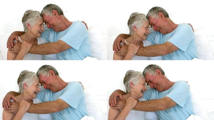 老年夫妇在床上拥抱