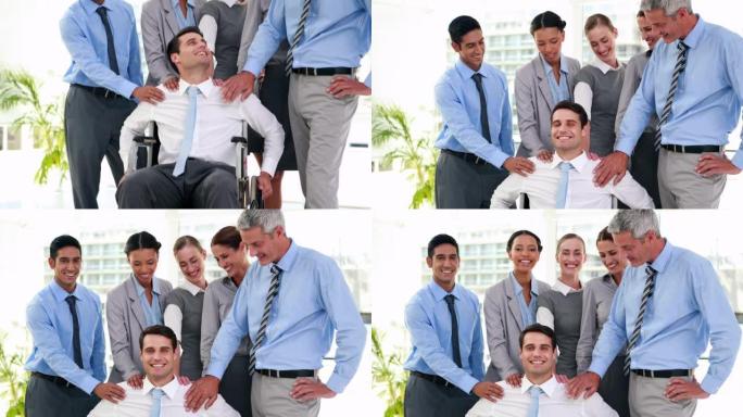 商务人士对轮椅上的同事微笑