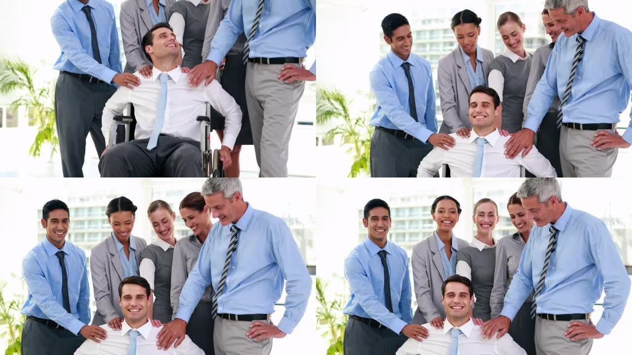商务人士对轮椅上的同事微笑