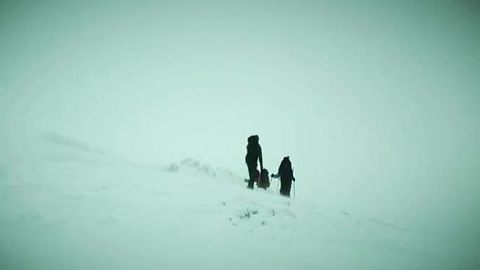 登山者雪山山顶