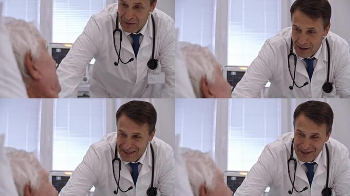 中年医生在医院病房对病人谈话