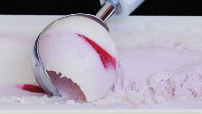 用冰淇淋勺sc起冰淇淋的慢动作镜头