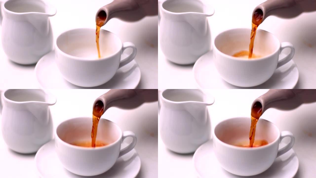 茶壶将茶倒入杯子中