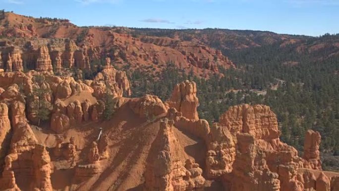 空中: 犹他州布莱斯峡谷NP令人惊叹的红岩hoodoos和砂岩悬崖