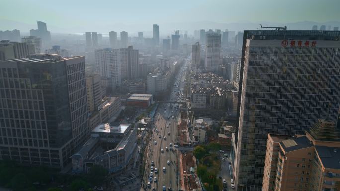 云南旅游昆明市中心雾气笼罩金碧路街景