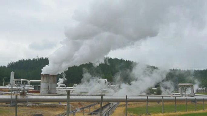 4k特写: 地热工厂管道流出的污染烟雾和蒸汽