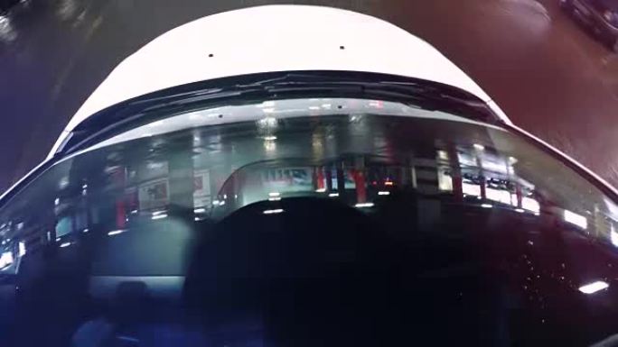 汽车挡风玻璃上反射的灯。车载摄像头安装在汽车侧面。