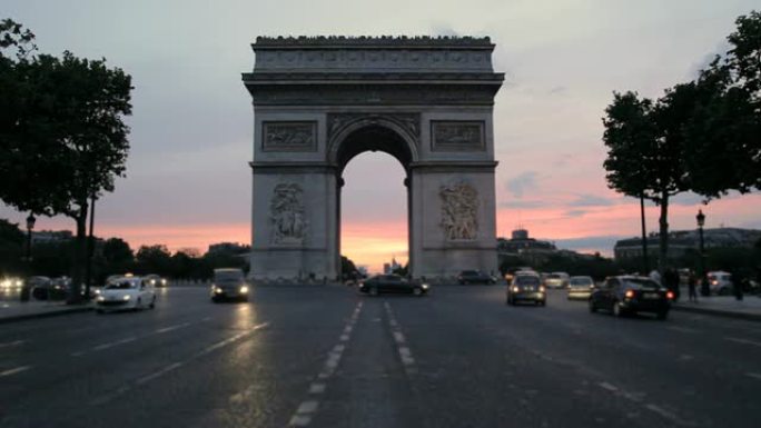 法国巴黎，黄昏时分香榭丽舍大街上的交通