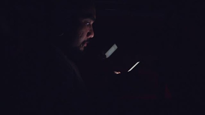 年轻人在汽车中使用智能手机的特写镜头