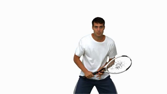 男子在白色屏幕上打网球时训练