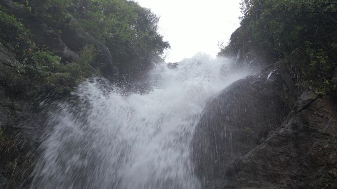 春季雨水   沉浸体验野生瀑布