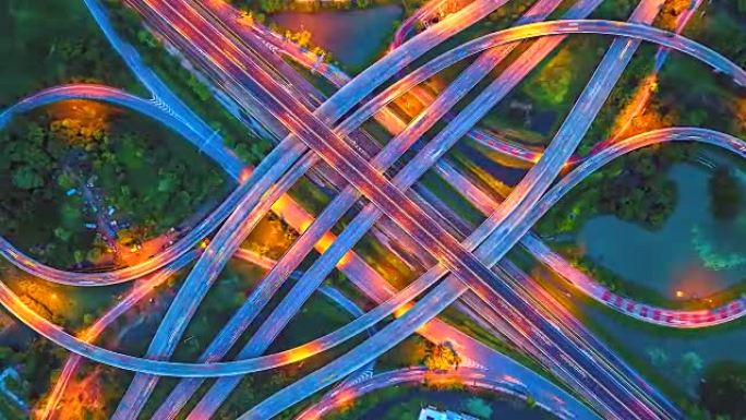 夜间交叉口细节中的高速公路，高速公路和高速公路的鸟瞰图