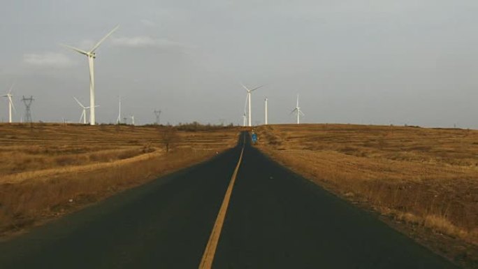 汽车在草原路行驶