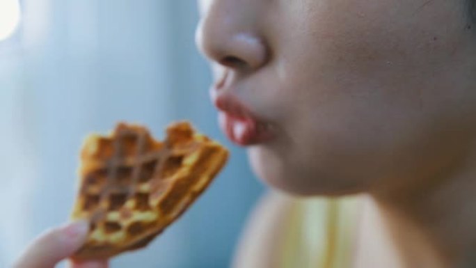 特写女人嘴吃华夫饼