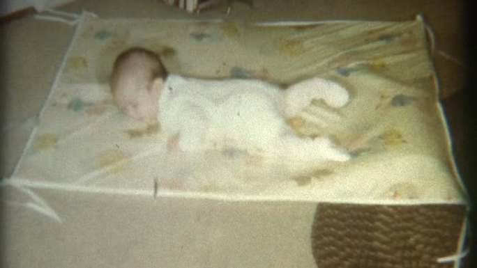 垫子上的小婴儿1967