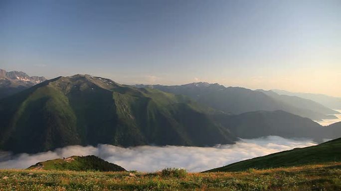 高清：云朵之上的山景，神光