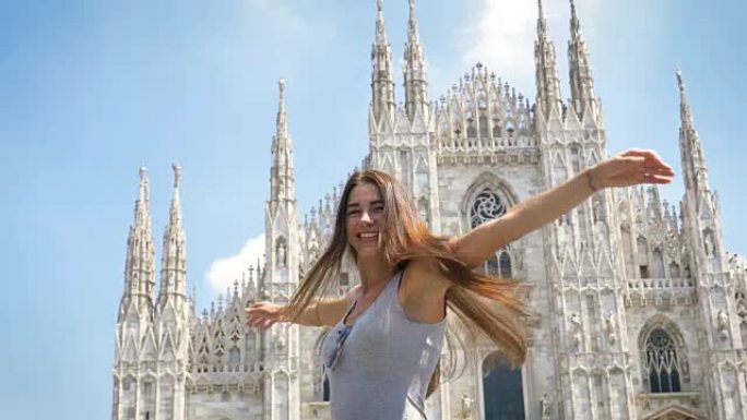 美丽的年轻旅游女孩 (女人) 在米兰，感到自由，快乐的微笑，米兰大教堂的背景。概念: 旅游，热爱旅行
